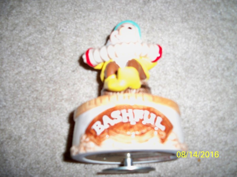 COLLECTOR'S SNOW WHITE & 7 DWARFS, BASHFUL MUSICAL FIGURINE!