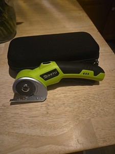 Cordless Electric Scissors: 4V Rechargeable Rotary Cardboard Cutter