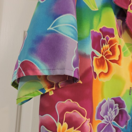Maggie Sweet Rainbow Color Floral Button Blouse Short Sleeve Size M Wrinkle Free - Picture 5 of 6