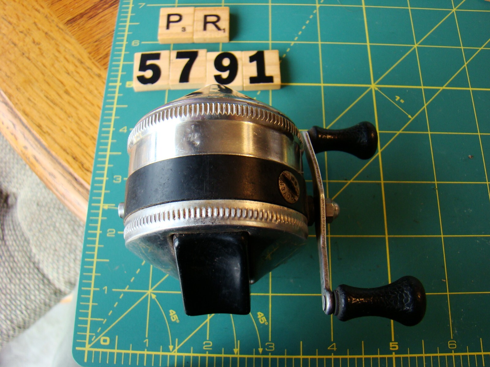V5791 PR ZEBCO 33 OLDER METAL FOOT FISHING REEL