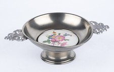 Vintage Zinnschale (92%) mit Fu&szlig;, Porzellan-Inlay (Blumenmotiv) und Ziergriffen