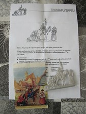 PLAT ETAIN. GROUPE DE TROIS FIGURINES PLATES EN ETAIN. HENRI GANIER. RARISSIME.