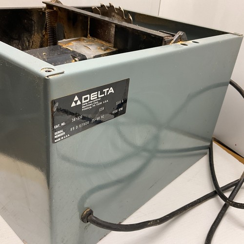 Delta 34-330 8 1/4 Bench Saw… Middle And Motor Only Works, For Parts - Picture 5 of 9