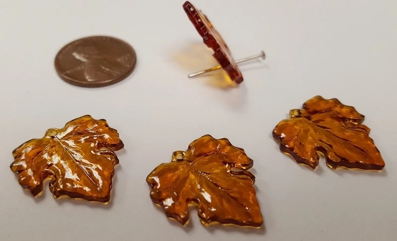 12 VINTAGE TOPAZ MAPLE LEAF 20mm. ETCHED ACRYLIC PENDANT BEAD CHARMS N162 - Image 2 of 2