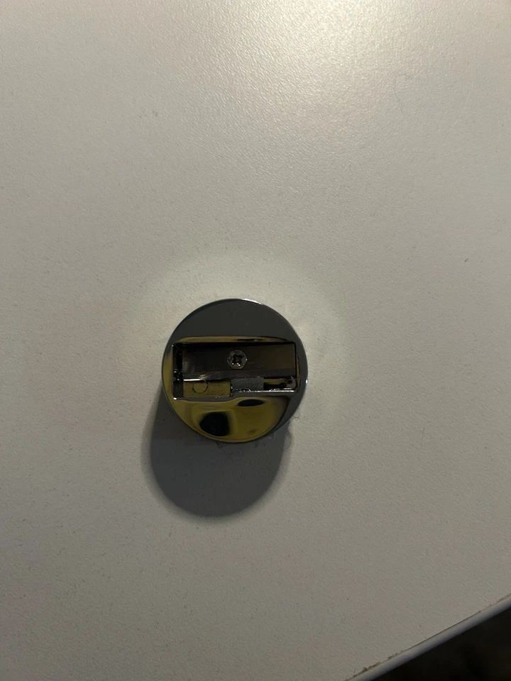 NUEVO SACAPUNTAS DE LÁPIZ PRADA BEAUTY METAL COLOR PLATA ¡ENVÍO GRATUITO! Foto 2 de 4