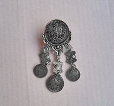 Uriger Hutschmuck / Brosche im Antik-Look – Sankt Georg & Münzen – Silberfarben