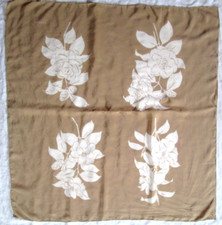 CHANEL  Foulard  soie  en TBEG vintage et authentique 82x85 cm