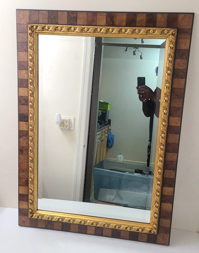 Espejo de pared empresarial con marco de madera marrón y dorado (31,5" x 44") Foto 2 de 4