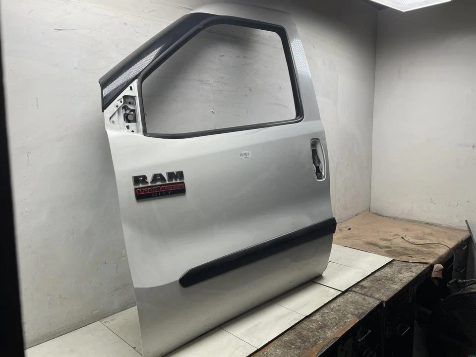 Dodge Ram Promaster 2017 panel de carcasa de puerta delantera izquierda del lado del conductor OEM Foto 2 de 4