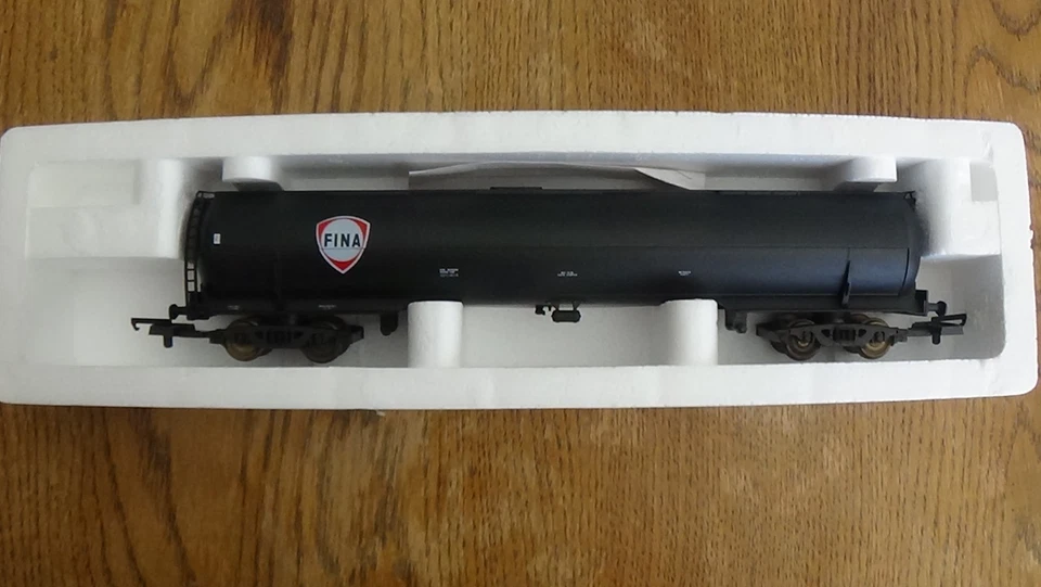 LIMA L 305646 Procor 102 ton GLW class A FINA bogie tank wagon (mint in box) - Image 3 of 4