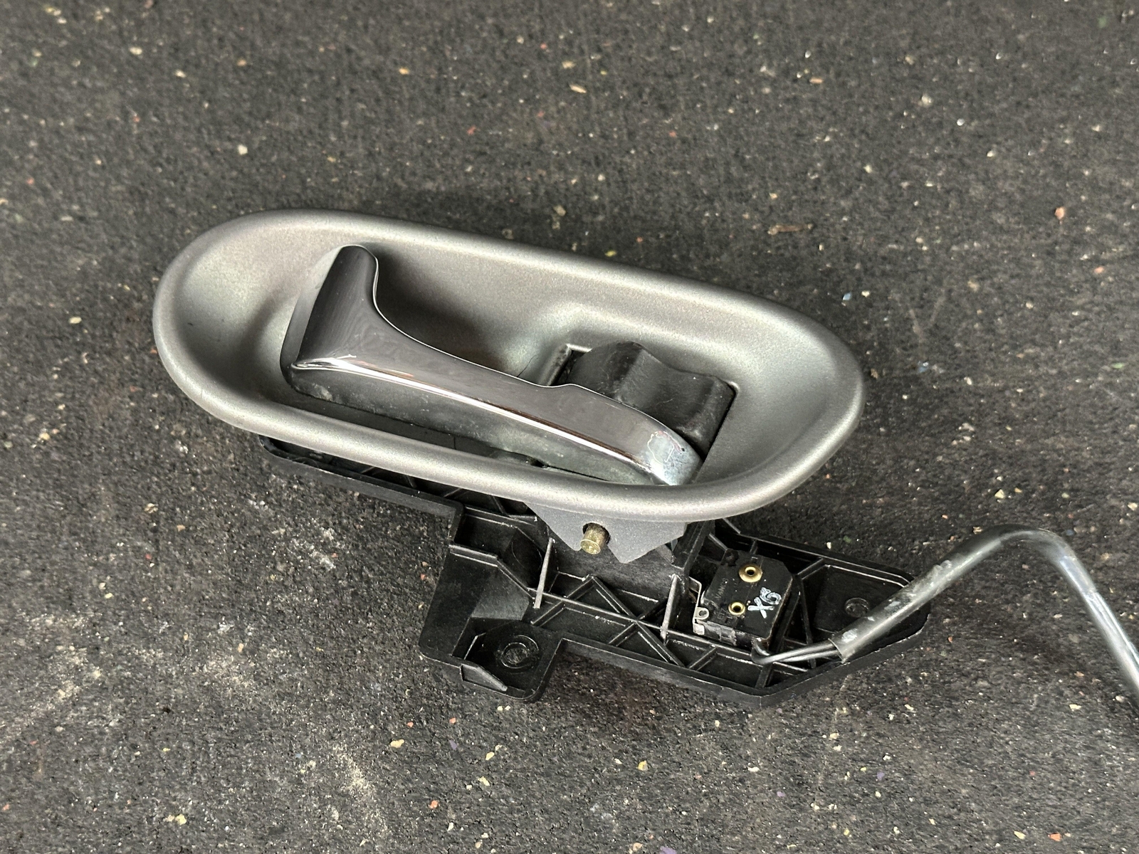 03-07 MASERATI COUPE GT FRONT PASSENGER RH INSIDE INTERIOR DOOR HANDLE W/ COVER