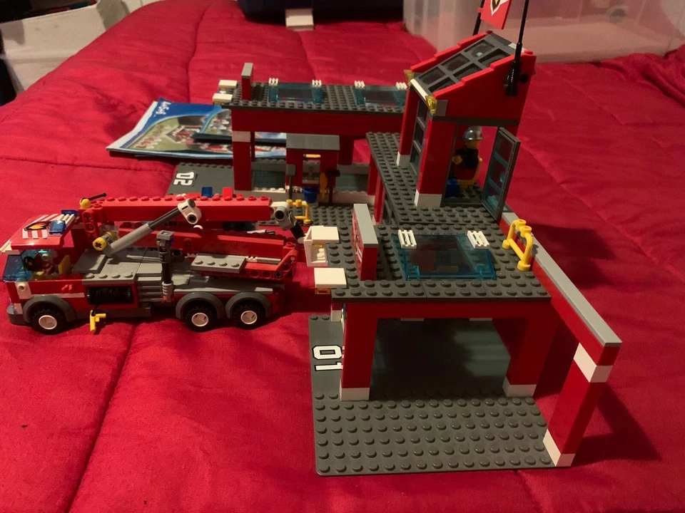 LEGO City 7945 Fire Station, foto 2 di 3