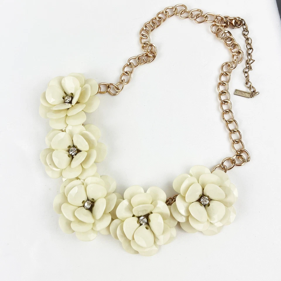 Collar Flor Gardenia Blanco, Grandes Flores Plástico, Cadena Oro, Baublebar De Colección Foto 4 de 4