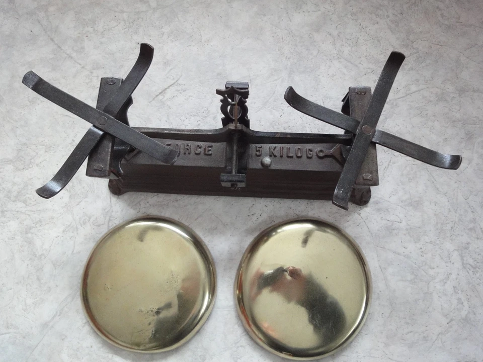 Ancienne balance force 5kg ROBERVAL rénovée avec plateaux laiton - Photo 3/4