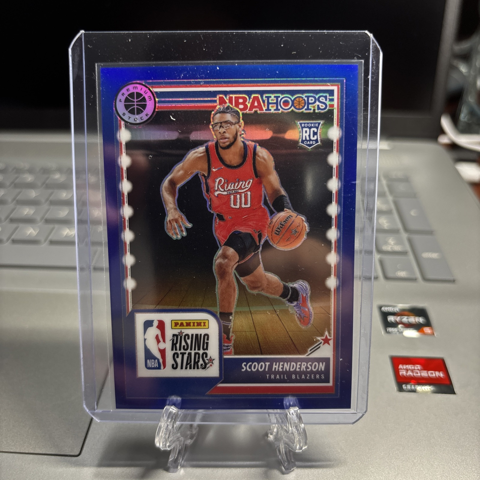 2023-24 HOOPS PREMIUM STOCK SCOOT HENDERSON RISING STARS BLUE PRIZM RC #90/120