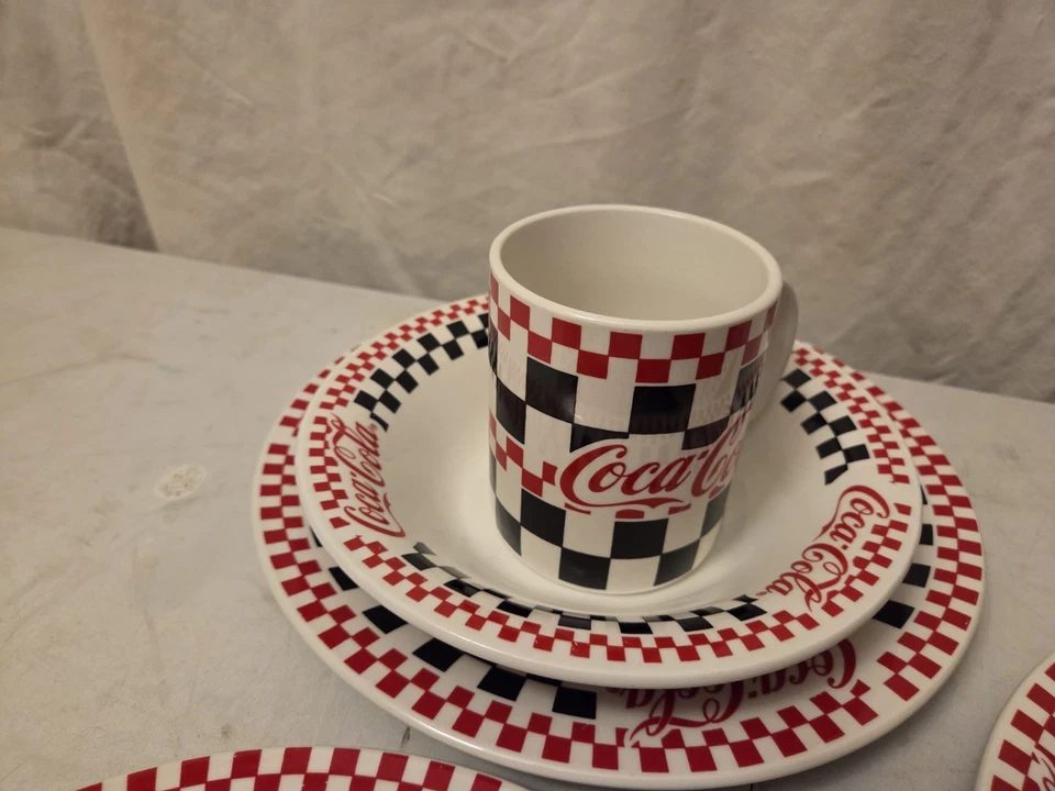 Juego de 9 platos de cena, cuencos y tazas Gibson Houseware 1996 Coca Cola a cuadros Foto 2 de 4