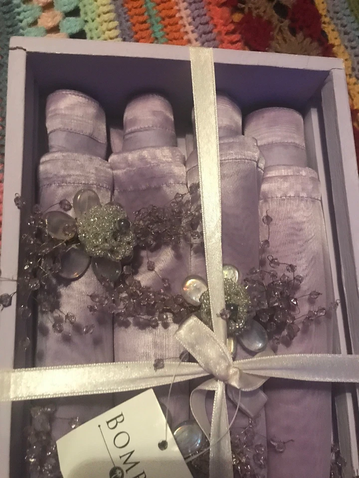 Juego de 4 servilletas de colocación de anillos ultra raros Bombay Company totalmente nuevas Foto 2 de 4