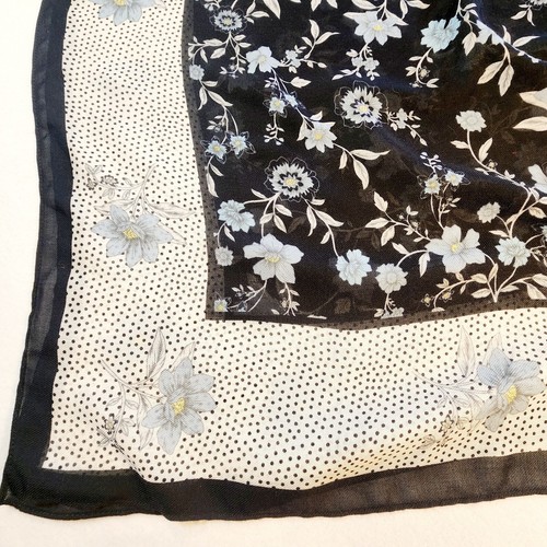 Ann Taylor Loft - Bufanda Floral Azul Poliéster Grande - 49" Cuadrada - Nueva con Etiquetas - Imagen 5 de 6
