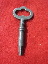 1 TREADLE SEWING MACHINE CABINET KEY SQUARE