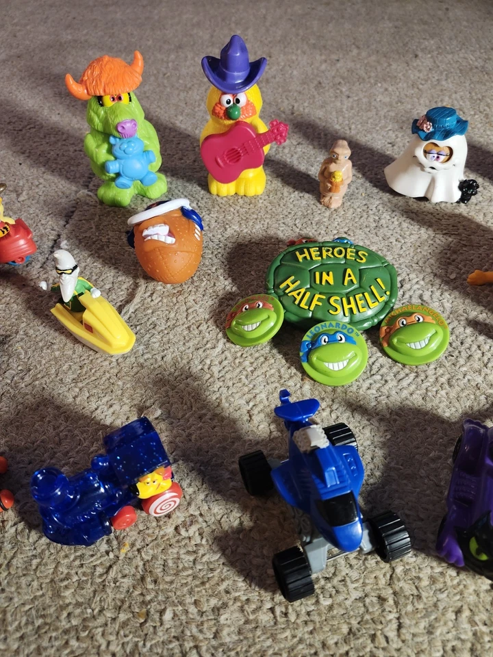 Lote de 20 figuras mixtas de juguetes años 80 y 90 TMNT, Muppets, Transformers, Batman, Catwoman Foto 3 de 4