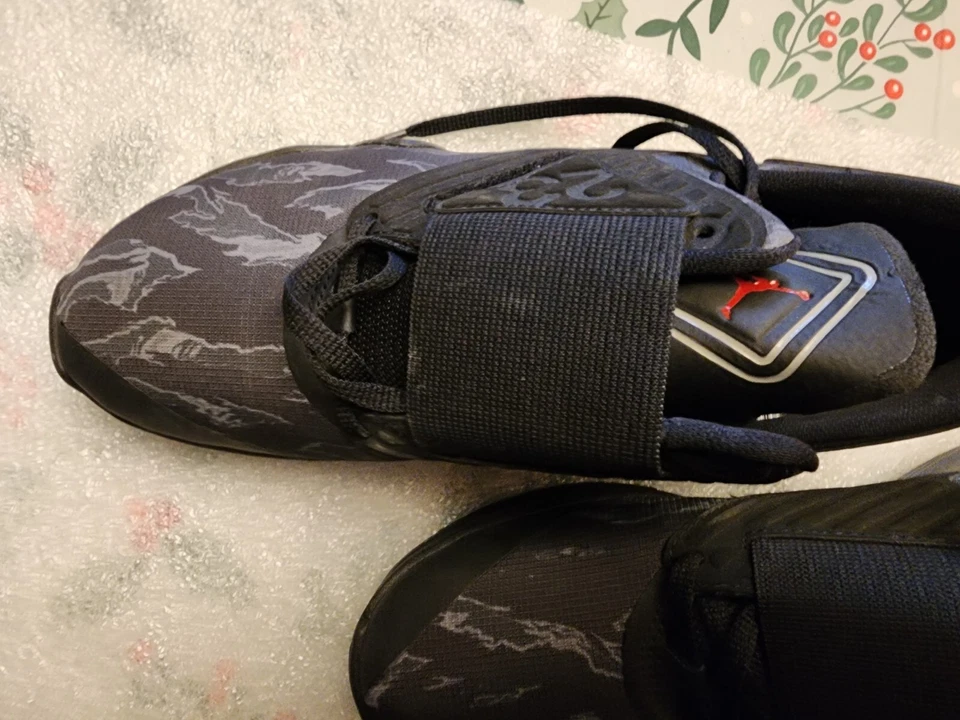 JORDAN IMPLACABLE TALLA 8 Negro Gimnasio Rojo Gris Humo AJ7990 006 Foto 3 de 4