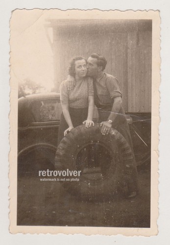 Young Man Kisses His Girl Lovers with Tire Waiting to Be Changed Snapshot Photo - 第 1/7 張圖片