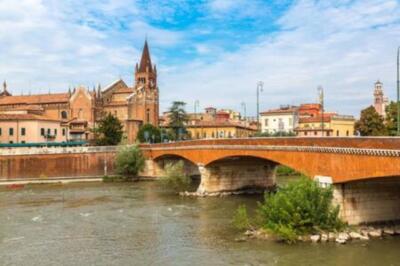 Stadtbild von Verona an einem schönen Sommertag, Italien (38611773)