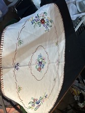 Vintage Embroidered Oval Dresser Scarf Lace Floral Bold Stitching 25x14