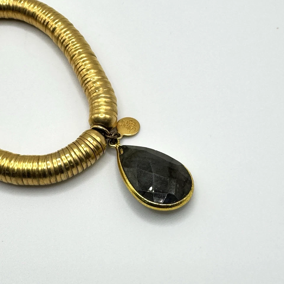 Pulsera elástica disco dorado Catherine Page con dije de lágrima de vidrio hecha en EE. UU. Foto 3 de 4