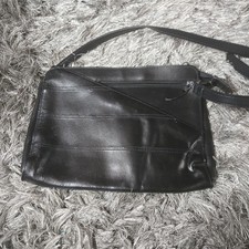 80s Leather Black Crossbody Bag Zip Closure Adj Strap Inner Pockets Lined
