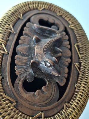 VINTAGE INDONESISCHER LOMBOK GEFLOCHTENER RATTANKORB MIT DUNKLER HOLZSCHNITZEREI EINES GECKOS.