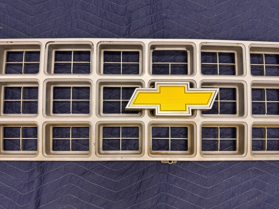 1977-1980 Chevrolet C/K 10 Blazer K5 Scottsdale grade dianteira 14007544 fabricante de equipamento original #4704E - Imagem 3 de 4