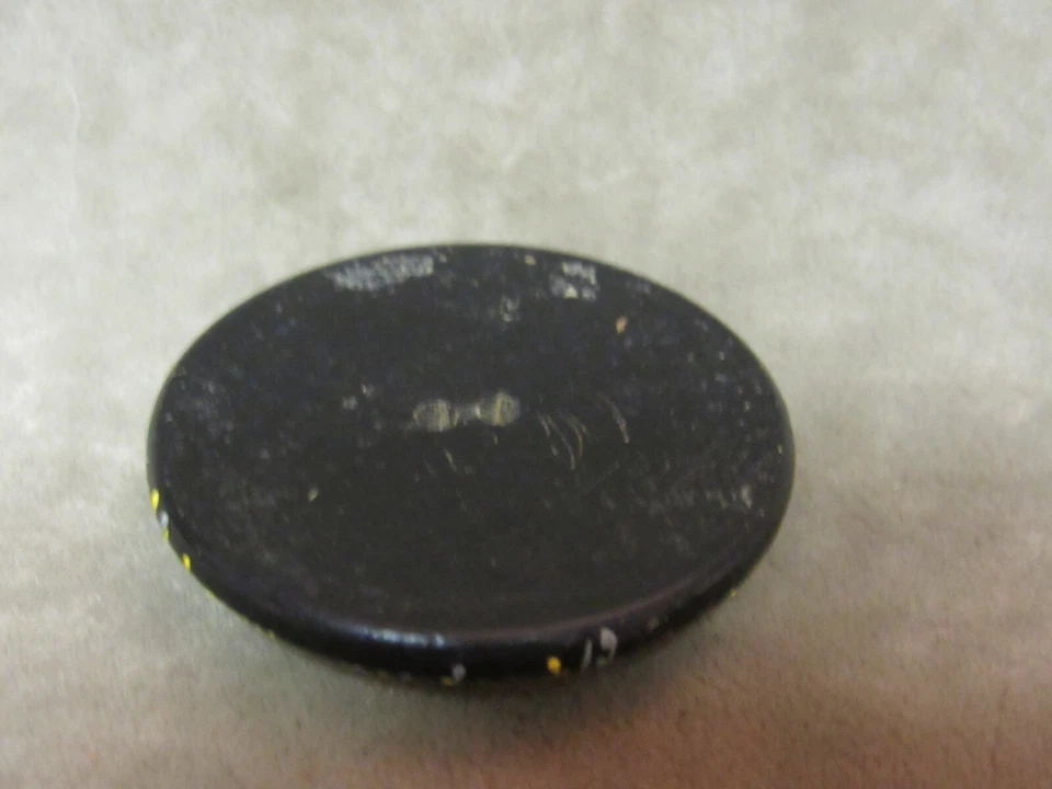 Ropa de madera vintage pintada con botones de negro con rayas modernas de mediados de siglo Foto 2 de 3