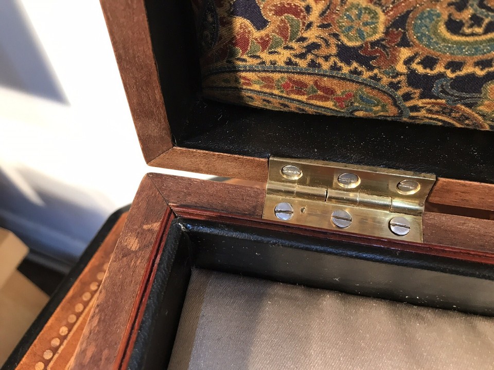 Very attractive brass banded Mahogany box working lock, Key inner tray