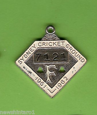 #D142. 1961-1962  SYDNEY  CRICKET GROUND   MEMBER  BADGE #F7121