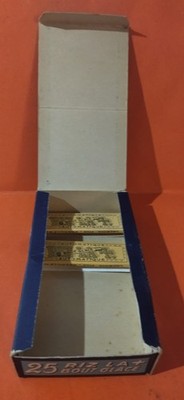 SCHACHTEL MIT ALTEN ZIGARETTENPAPIERHEFTEN REIS DAS KREUZ ''Eiskopf'' Nr. 13
