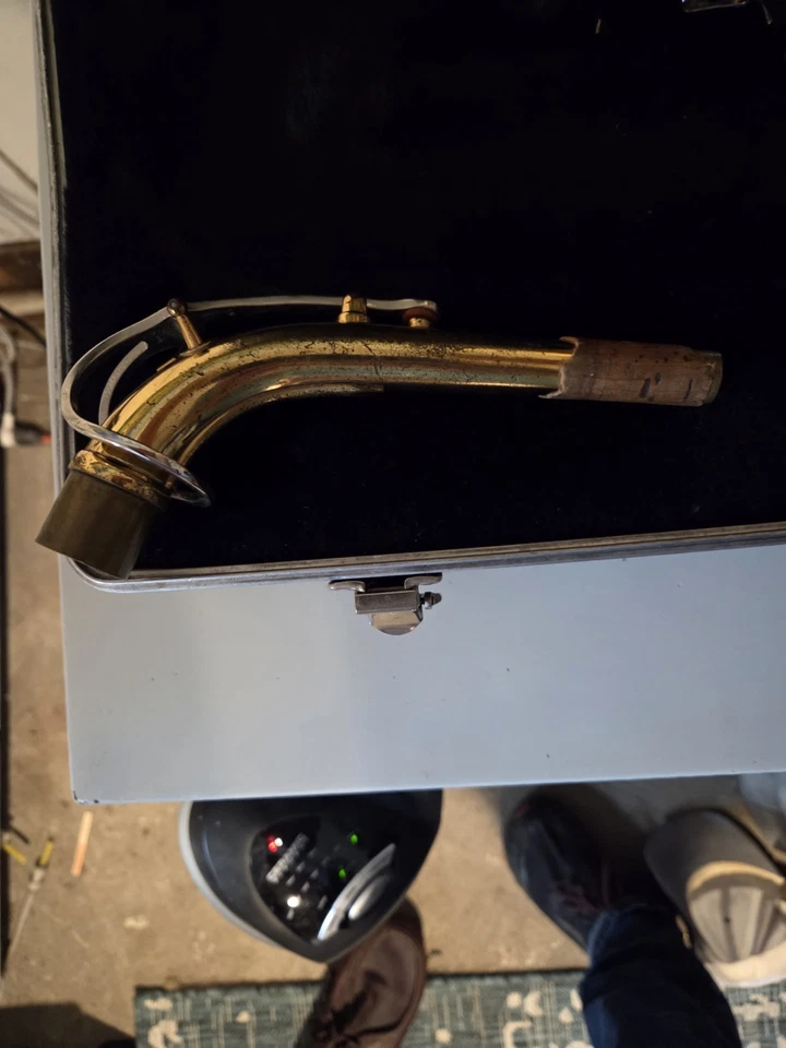 Bundy II Alto Saxophone with Neck Mouthpiece Hard Case Neckstrap and More - Image 2 of 4