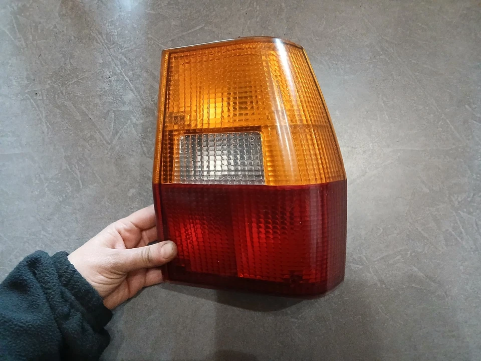 FEU ARRIERE DROIT AUDI COUPE GT B2 855945218 - Photo 2/4
