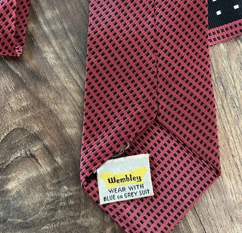 Cravatta collo stretto Wembley rossa con riflessi neri -TIES DESIGNER - Foto 3 di 5