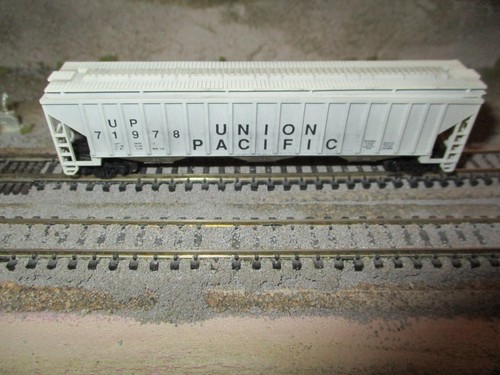 RED CABOOSE / UNIMATE UP 4700 CU FT 3 BAY HOPPER / MT RD # 71978 - Picture 3 of 7