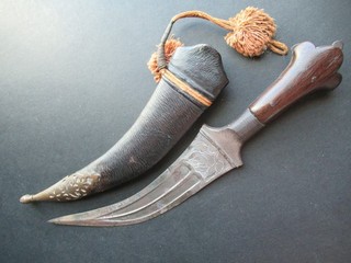 Ant. Indian Tiger Tooth Jambiya 19c. dagger w/sheath curved blade engraved hilt