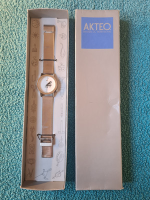 AKTEO Armbanduhr, Flügelmotiv, neu & verpackt mit neuer Batterie, JC Mareschal