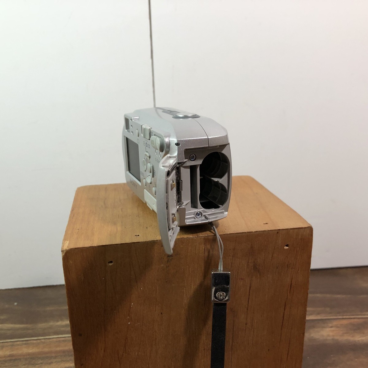 Sony Cyber-Shot DSC-P43 4.1 MP Mega Pixel Silver Digital Camera