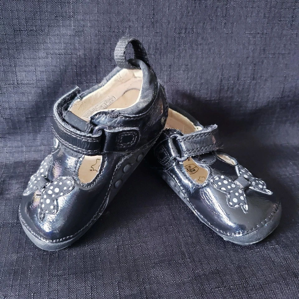Bebé Talla 3 US Clarks First Zapatos Negro Lunares Lazo Charol Niño Pequeño Foto 2 de 4