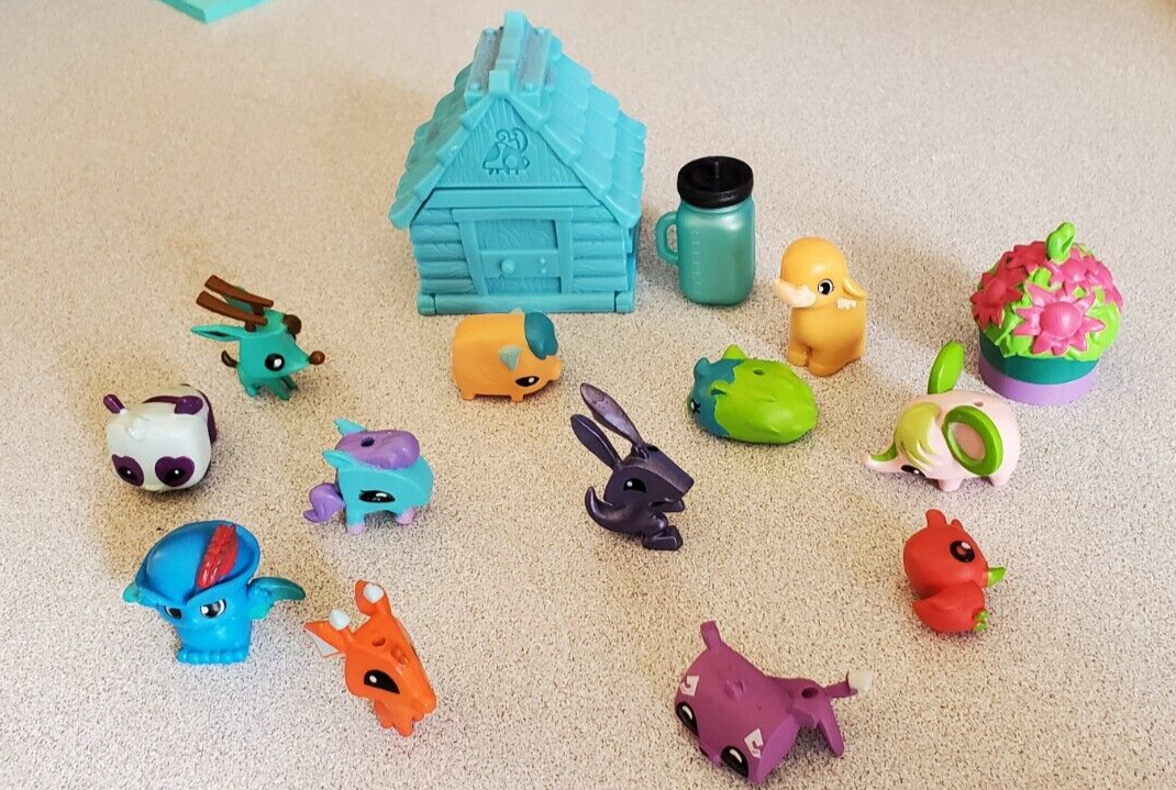 Animal Jam 12 Figures and House Wildworks Jazwares Lot Toy