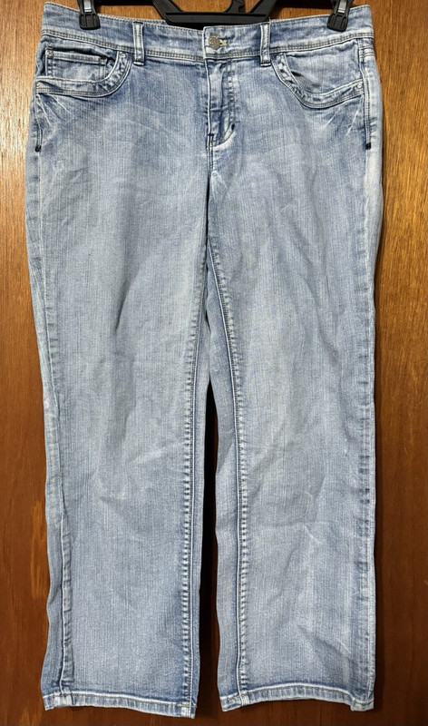 EUC WHITE HOUSE/BLACK MARKET BLANC CAPRI w/EMBROIDERED REAR POCKETS- SZ 8