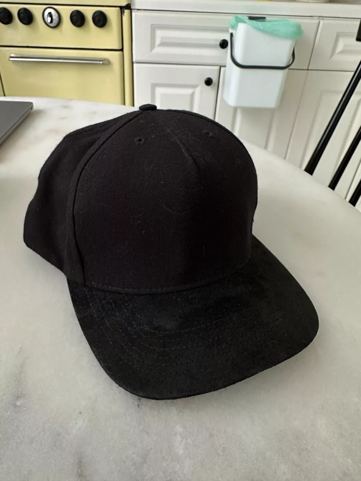 Supreme Snapback en daim noir