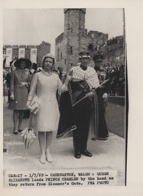 Queen Elizabeth + Prince Charles (1969)   Collectable Vintage Photo M 461