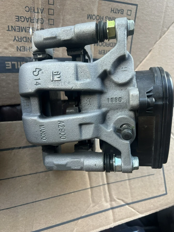 2019 2020 2021 2022 Sierra Silverado 1500 Right Rear Electric Disc Brake Caliper - Image 4 of 4