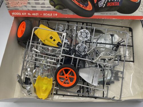 ITALERI HONDA RC 211V REPSOL VALENCIA 2003 VALENTINO ROSSI MODEL KIT 1:9 1/9 - Picture 10 of 10